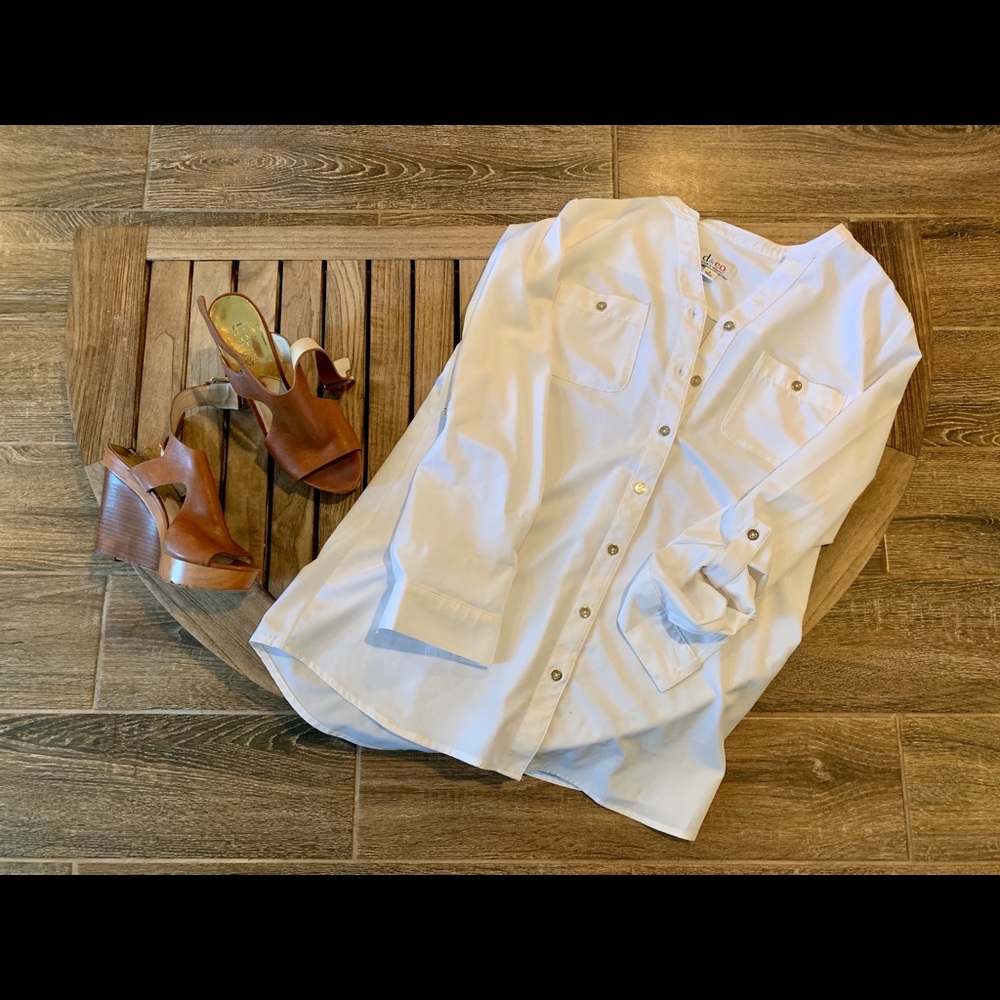 White blouse with gold detailing: Denim & Company